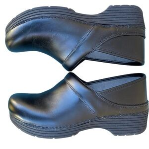 Dansko LT Pro leather clogs - black size 39 (US women’s 8.5-9)